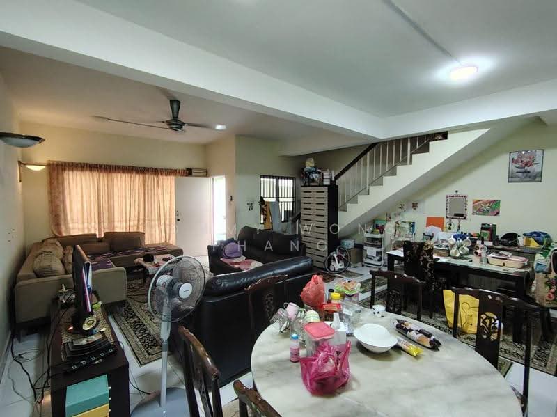 2-storey Terraced House for Sale in Bandar Putra Permai (Seri Kembangan) - Tommy Wong Phang - Living Room - PropertyGuru.com.my