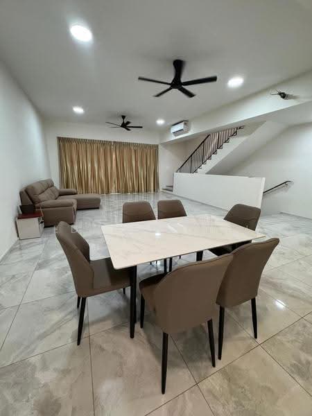 Rumah Teres untuk Disewa di Taman Bukit Serdang (Seri Kembangan) - Edward Chai - Living Room - PropertyGuru.com.my