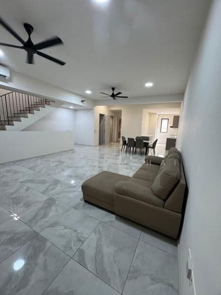 Rumah Teres untuk Disewa di Taman Bukit Serdang (Seri Kembangan) - Edward Chai - Living Room - PropertyGuru.com.my