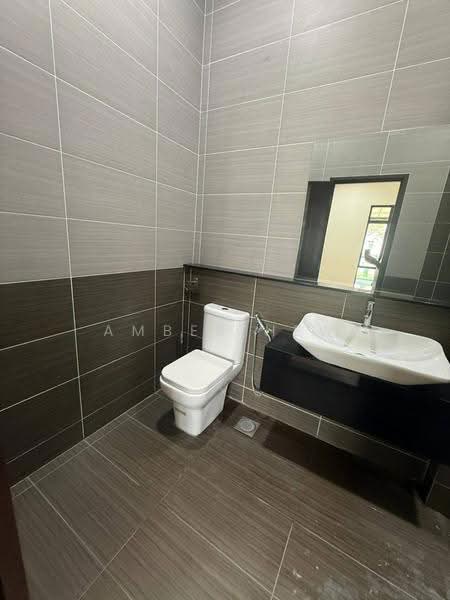 Rumah Berkembar untuk Dijual di Taman Gaya (Ulu Tiram) - Amber Hew - Bathroom - PropertyGuru.com.my