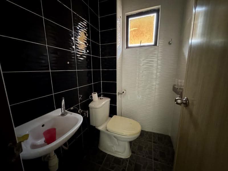 2-storey Terraced House for Sale in Taman Tan Sri Yaacob (Johor Bahru) - Zoe Lim - Bathroom - PropertyGuru.com.my