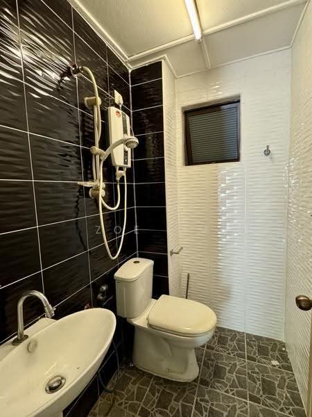 2-storey Terraced House for Sale in Taman Tan Sri Yaacob (Johor Bahru) - Zoe Lim - Bathroom - PropertyGuru.com.my