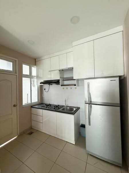 Kediaman Servis untuk Dijual di THE SENAI GARDEN (PANGSAPURI IMPIAN SENAI) - June Tan - Kitchen - PropertyGuru.com.my