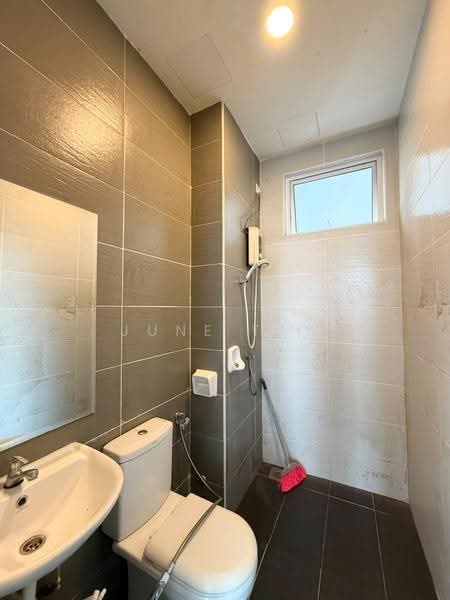 Kediaman Servis untuk Dijual di THE SENAI GARDEN (PANGSAPURI IMPIAN SENAI) - June Tan - Bathroom - PropertyGuru.com.my