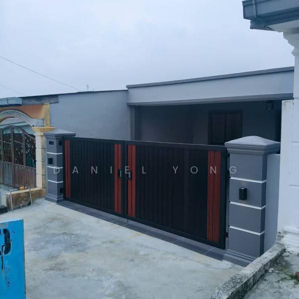 1-storey Terraced House for Sale in Taman Desa Rahmat (Tampoi) - Daniel Yong - Exterior - PropertyGuru.com.my