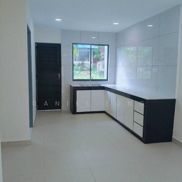 1-storey Terraced House for Sale in Taman Desa Rahmat (Tampoi) - Daniel Yong - Kitchen - PropertyGuru.com.my