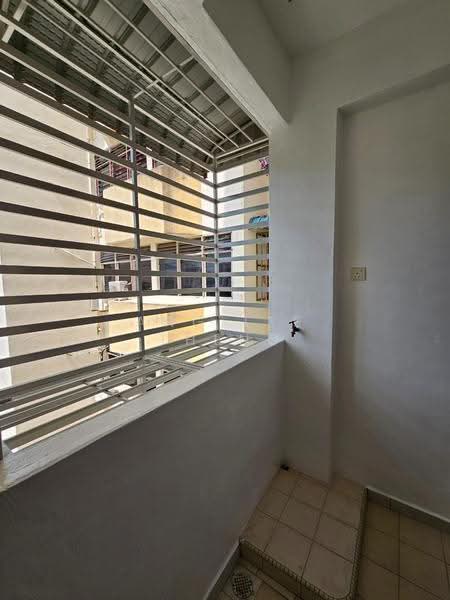 Pangsapuri untuk Dijual di Marina Tower - Ang Lee Theng - Balcony - PropertyGuru.com.my