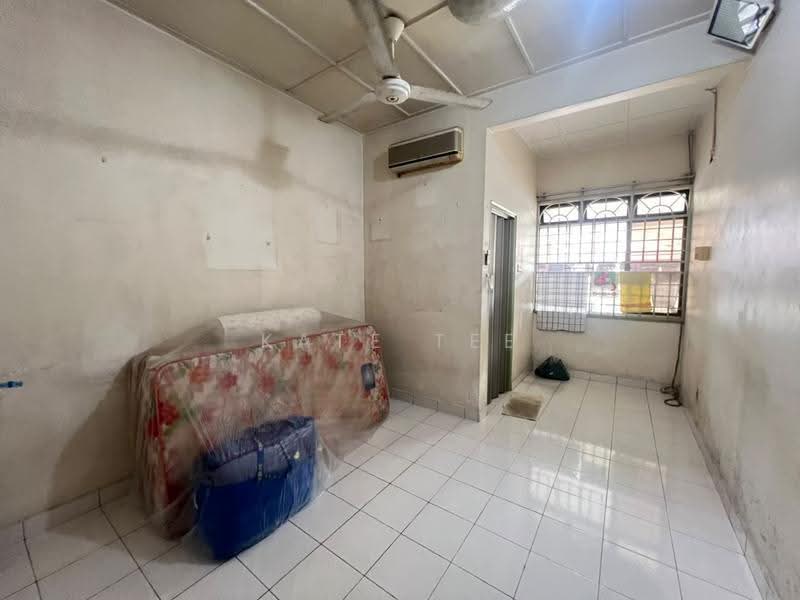1-storey Terraced House for Sale in Taman Perling (Perling) - Kate Tee - Living Room - PropertyGuru.com.my