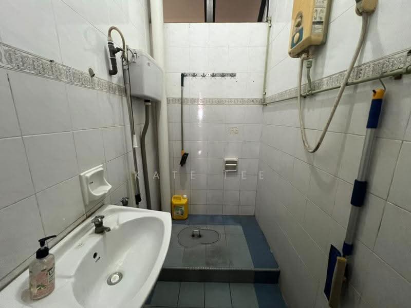 1-storey Terraced House for Sale in Taman Perling (Perling) - Kate Tee - Bathroom - PropertyGuru.com.my
