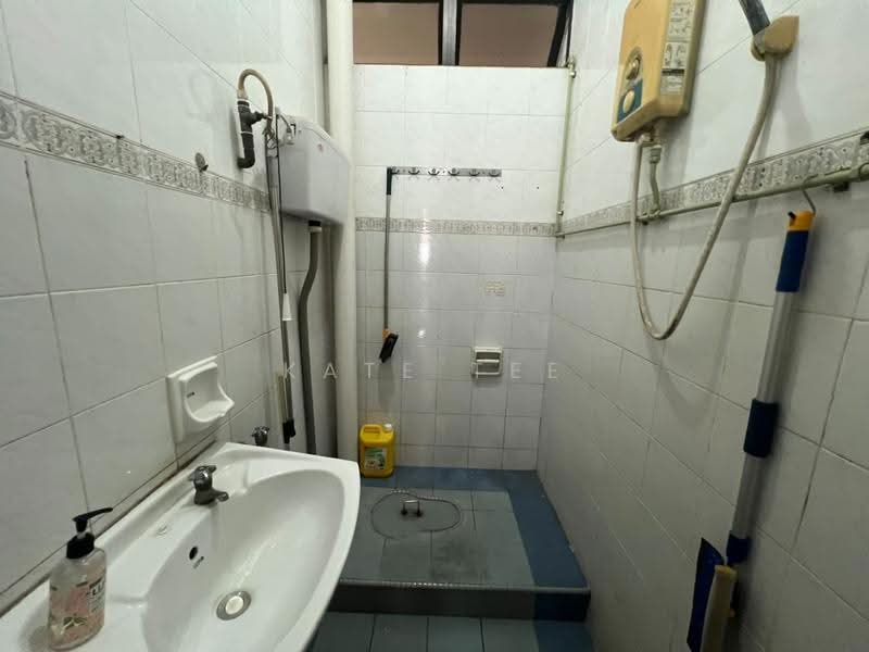 1-storey Terraced House for Sale in Taman Perling (Perling) - Kate Tee - Bathroom - PropertyGuru.com.my