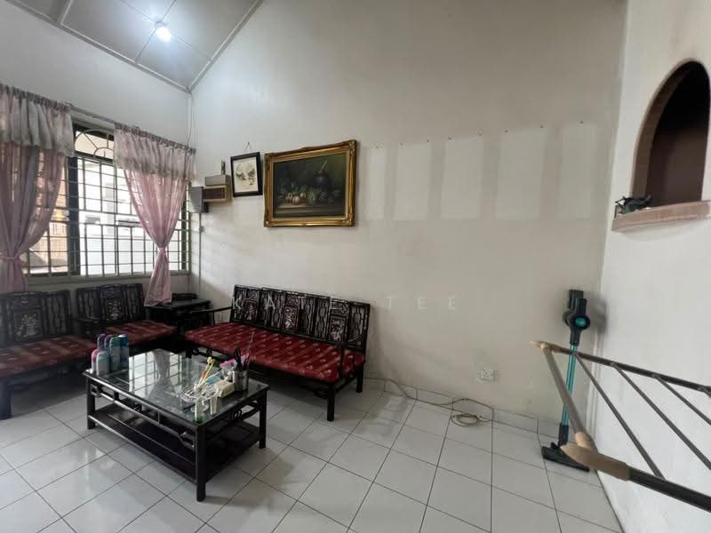 1-storey Terraced House for Sale in Taman Perling (Perling) - Kate Tee - Living Room - PropertyGuru.com.my