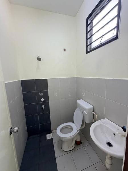 1-storey Terraced House for Sale in Bandar Penawar (Kota Tinggi) - Win Lim - Bathroom - PropertyGuru.com.my
