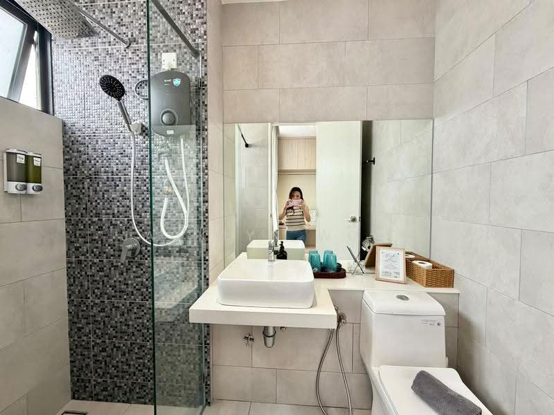 Kediaman Servis untuk Dijual di The Shore - Jacklyn Wong - Bathroom - PropertyGuru.com.my