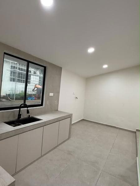 Rumah Teres 1-Tingkat untuk Dijual di Taman Ungku Tun Aminah (Skudai) - Jesy Tey - Kitchen - PropertyGuru.com.my