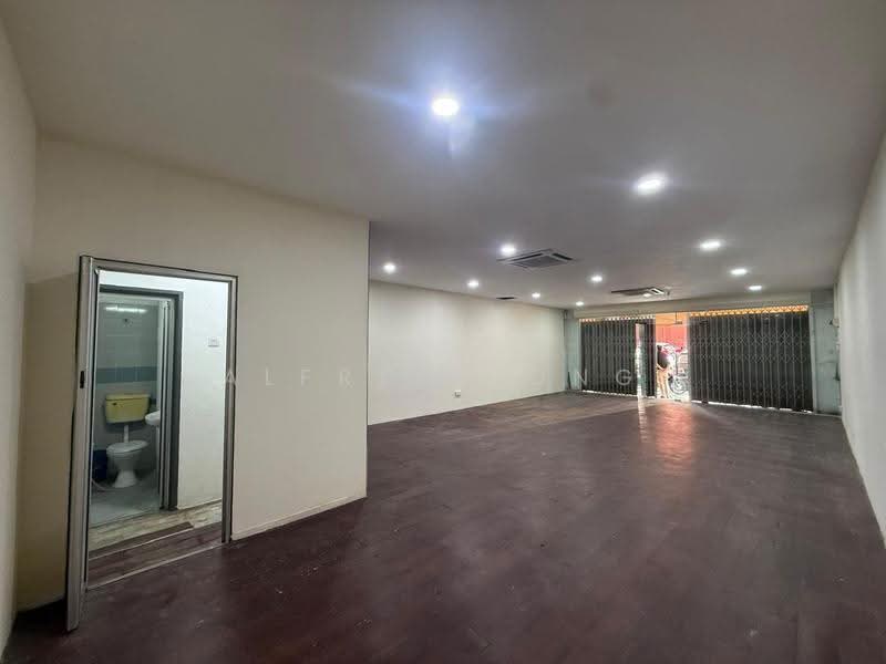 Shop for Rent in Taman Pinggiran Putra (Seri Kembangan) - Alfred Long - Bathroom - PropertyGuru.com.my