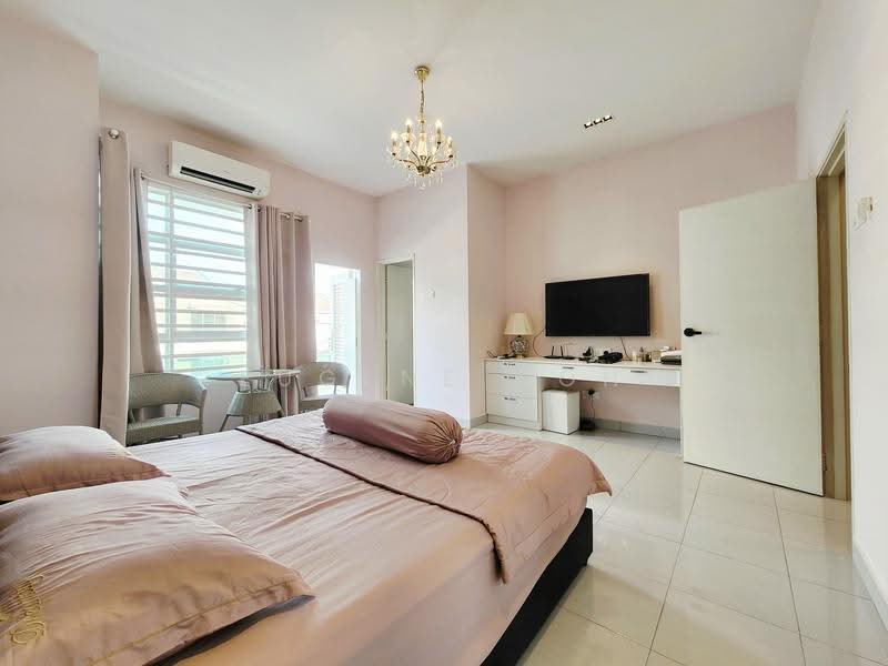 Rumah Teres untuk Disewa di Taman Semenyih Mewah (Semenyih) - Eugene Goh - Master Bedroom with Extended Balcony - PropertyGuru.com.my