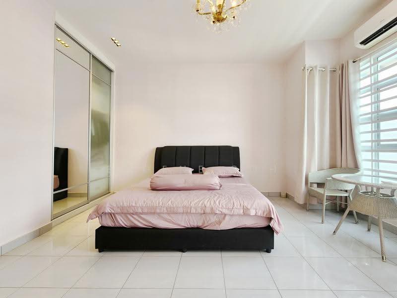 Rumah Teres untuk Disewa di Taman Semenyih Mewah (Semenyih) - Eugene Goh - Master Bedroom with Extended Balcony - PropertyGuru.com.my