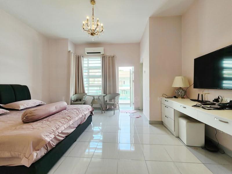 Rumah Teres untuk Disewa di Taman Semenyih Mewah (Semenyih) - Eugene Goh - Master Bedroom with Extended Balcony - PropertyGuru.com.my