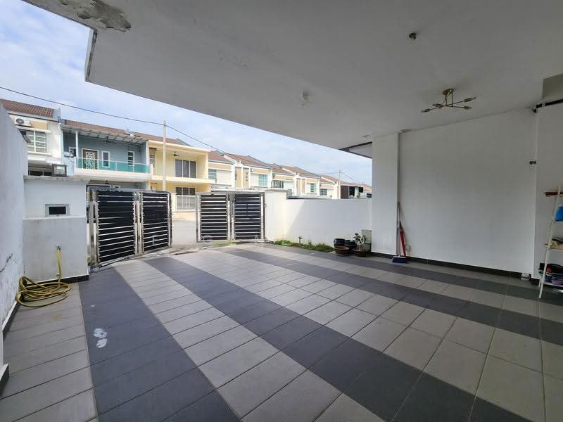 Rumah Teres untuk Disewa di Taman Semenyih Mewah (Semenyih) - Eugene Goh - Car Porch Area - PropertyGuru.com.my