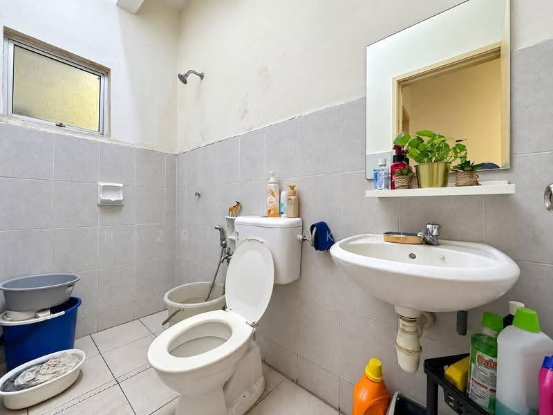 Semi-Detached House for Sale in Taman Garing Utama (Rawang) - Nazrin Hakimin - Bathroom - PropertyGuru.com.my