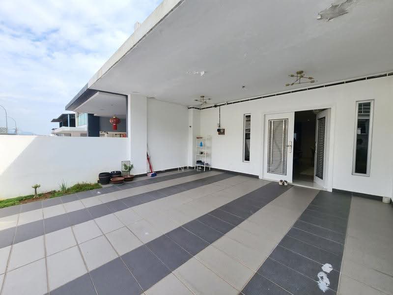 Rumah Teres untuk Dijual di Taman Semenyih Mewah (Semenyih) - Eugene Goh - Car Porch Area - PropertyGuru.com.my