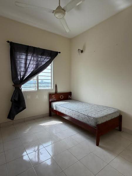 Pangsapuri untuk Dijual di Puteri Bayu Apartment - Hanson Lee - Bedroom - PropertyGuru.com.my