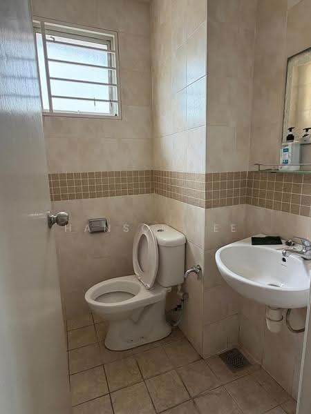 Pangsapuri untuk Dijual di Puteri Bayu Apartment - Hanson Lee - Bathroom - PropertyGuru.com.my