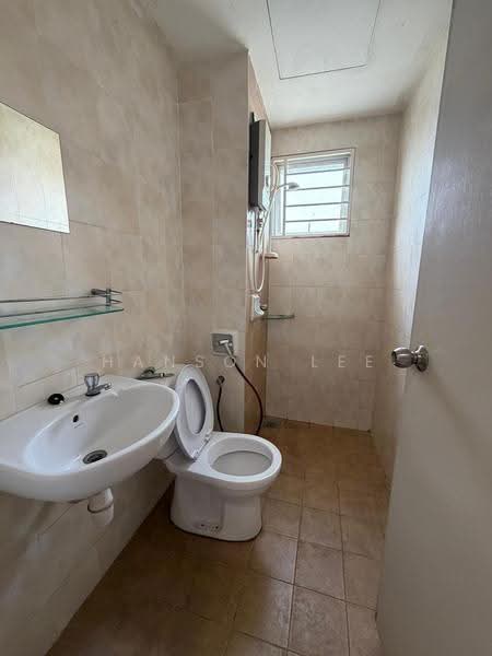 Pangsapuri untuk Dijual di Puteri Bayu Apartment - Hanson Lee - Bathroom - PropertyGuru.com.my