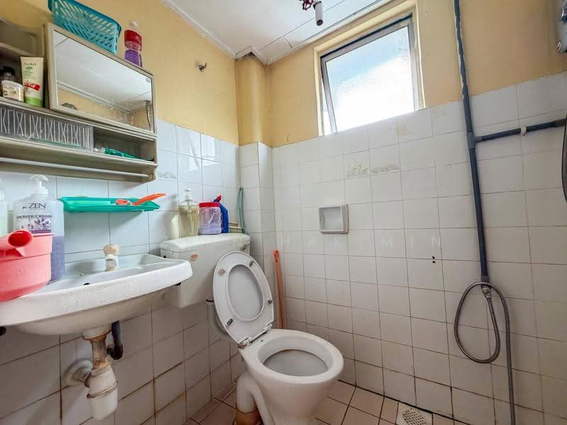Apartment for Sale at Subang Perdana Goodyear Court 1 - Nazrin Hakimin - Bathroom - PropertyGuru.com.my
