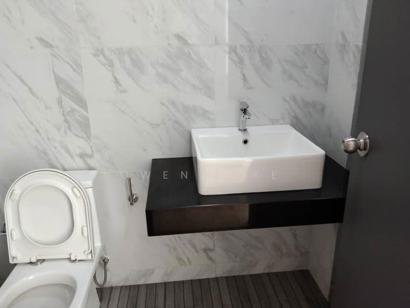 Kediaman Servis untuk Disewa di Emporis - Owen Loke - Bathroom - PropertyGuru.com.my