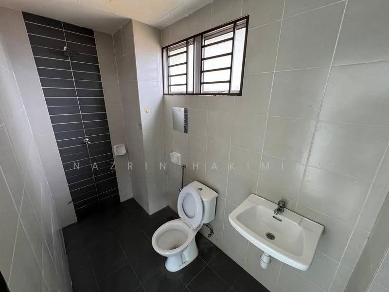 Pangsapuri untuk Dijual di Pangsapuri Damai - Nazrin Hakimin - Bathroom - PropertyGuru.com.my