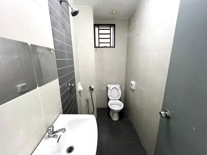Pangsapuri untuk Dijual di Pangsapuri Damai - Nazrin Hakimin - Bathroom - PropertyGuru.com.my