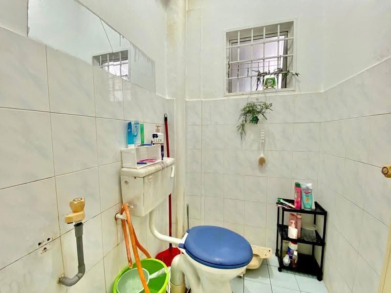 Pangsapuri untuk Dijual di Residensi Warnasari 1 - Nazrin Hakimin - Bathroom - PropertyGuru.com.my