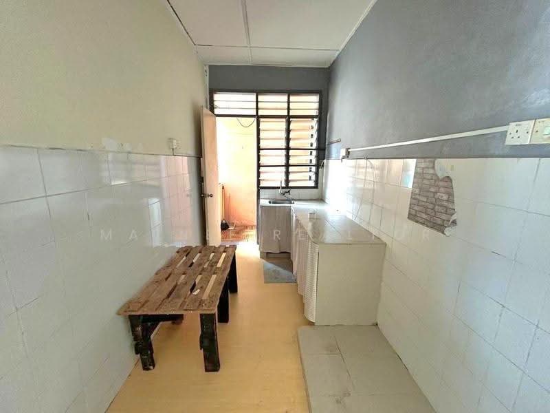 Pangsapuri untuk Dijual di Pangsapuri Sri Baiduri - Maznee Realtor - Kitchen - PropertyGuru.com.my