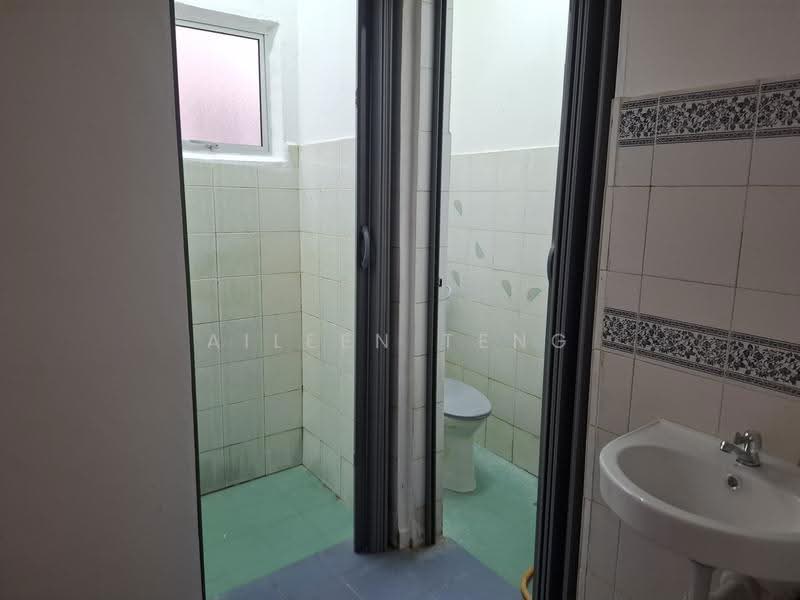 Apartment for Rent at Sri Anggerik 2 - Aileen Teng - Bathroom - PropertyGuru.com.my