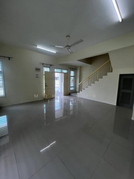 Semi-Detached House for Sale in Bandar Saujana Putra (Tanjong Duabelas) - Mohd Nor Fahmi - Living Room - PropertyGuru.com.my