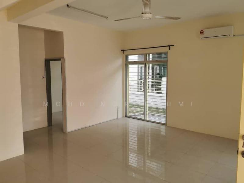 Semi-Detached House for Sale in Bandar Saujana Putra (Tanjong Duabelas) - Mohd Nor Fahmi - Living Room - PropertyGuru.com.my