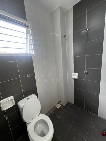 Semi-Detached House for Sale in Bandar Saujana Putra (Tanjong Duabelas) - Mohd Nor Fahmi - Bathroom - PropertyGuru.com.my