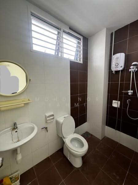 Semi-Detached House for Sale in Bandar Saujana Putra (Tanjong Duabelas) - Mohd Nor Fahmi - Bathroom - PropertyGuru.com.my