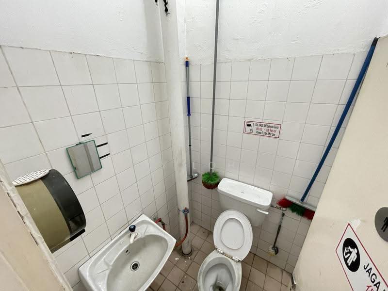 Shop for Rent in Bandar Menjalara (Kuala Lumpur) - MY Loh - Bathroom - PropertyGuru.com.my