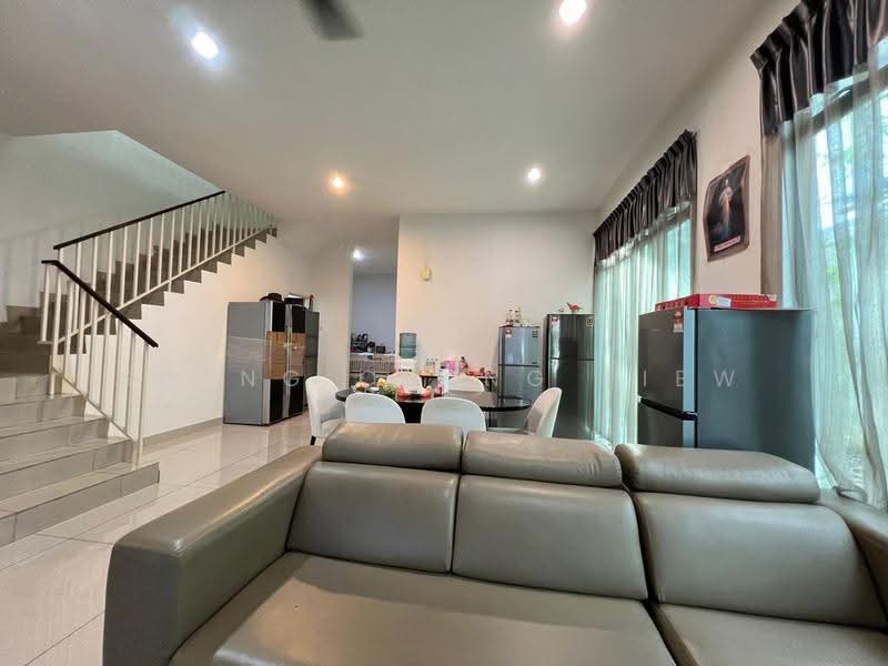Cluster House for Rent in Taman Mount Austin (Tebrau) - Sheng Cheng Tiew - Living Room - PropertyGuru.com.my