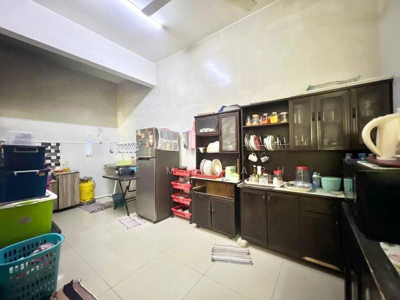 Cluster House for Sale in Bandar Saujana Putra (Tanjong Duabelas) - Arif Mustapha - Kitchen - PropertyGuru.com.my