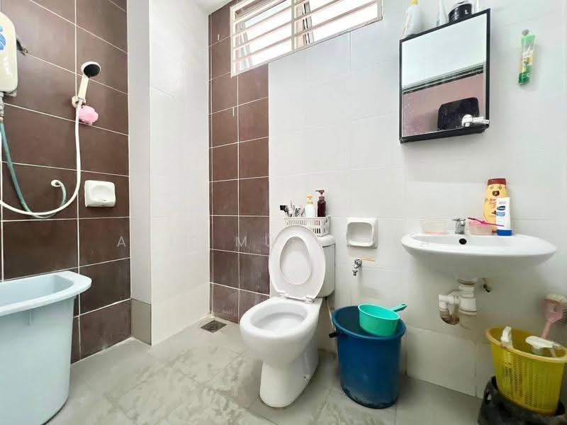 Cluster House for Sale in Bandar Saujana Putra (Tanjong Duabelas) - Arif Mustapha - Bathroom - PropertyGuru.com.my