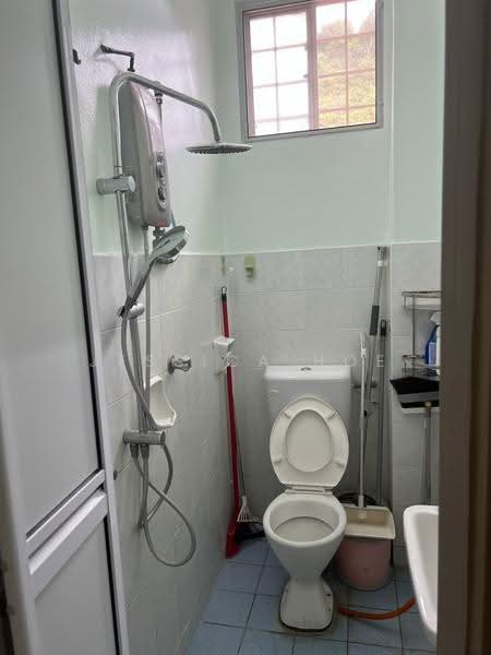 2-storey Terraced House for Rent in Taman Bukit Subang (Shah Alam) - Jessica Hoe - Bathroom - PropertyGuru.com.my