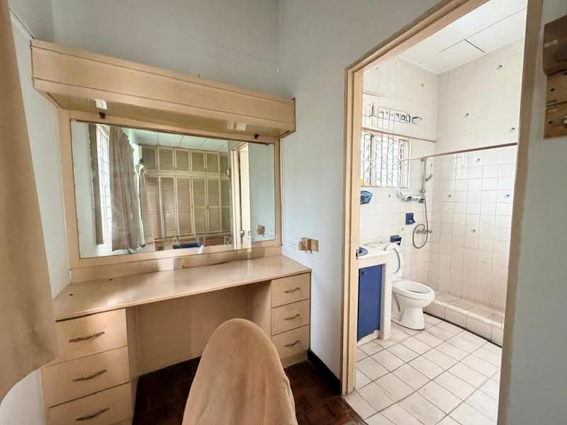 Bungalow House for Sale in Seksyen 17 (Petaling Jaya) - Maureen Ooi - Bathroom - PropertyGuru.com.my