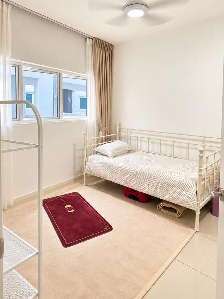Kediaman Servis untuk Dijual di Nadayu 801 - Zalina Zubaidi - Bedroom - PropertyGuru.com.my