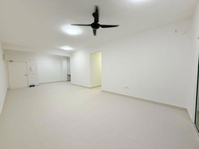 Pangsapuri untuk Dijual di Perling Heights Apartments - Win Tan - Living Room - PropertyGuru.com.my