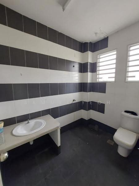 3-storey Terraced House for Sale in Taman Perindustrian Bukit Minyak (Bukit Minyak) - Samuel Yeoh - Bathroom - PropertyGuru.com.my