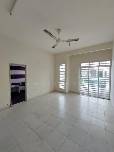 3-storey Terraced House for Sale in Taman Perindustrian Bukit Minyak (Bukit Minyak) - Samuel Yeoh - Living Room - PropertyGuru.com.my