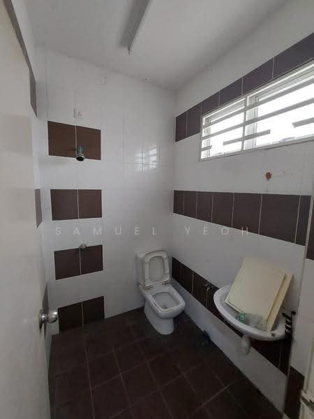 3-storey Terraced House for Sale in Taman Perindustrian Bukit Minyak (Bukit Minyak) - Samuel Yeoh - Bathroom - PropertyGuru.com.my
